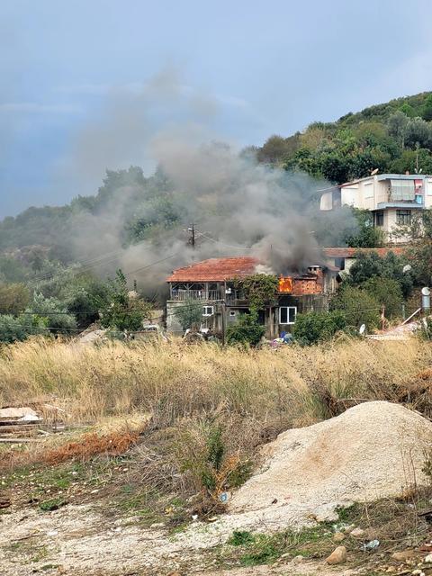 BENZİN İLE OCAKTA ODUN YAKMAK İSTERKEN EVİ YAKTI MANAVGAT'TA KARGİR KÖY EVİ YANDI, SAHİBİ YARALANDI
