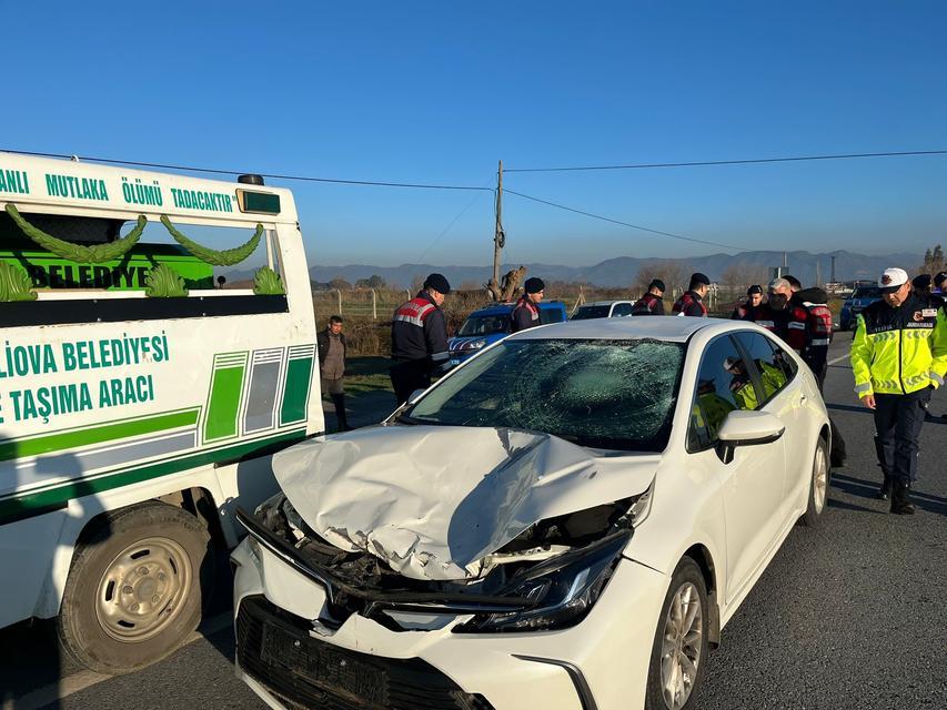 İNCİRLİOVA'DA OTOMOBİL MOTOSİKLETE ÇARPTI: 1 ÖLÜ