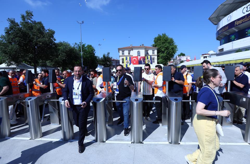 Fenerbahçe'de olağanüstü seçimli genel kurul toplantısı başladı