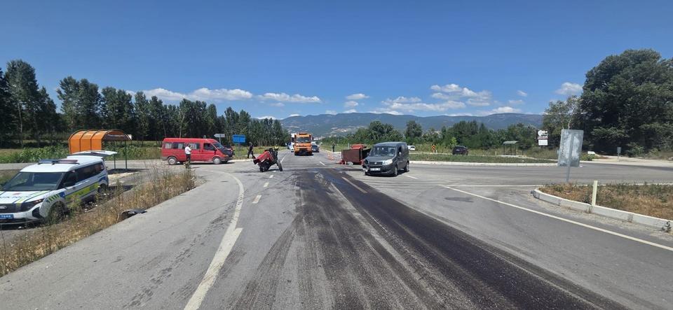 Traktör ile hafif ticari araç çarpıştı: 1’i ağır 5 yaralı