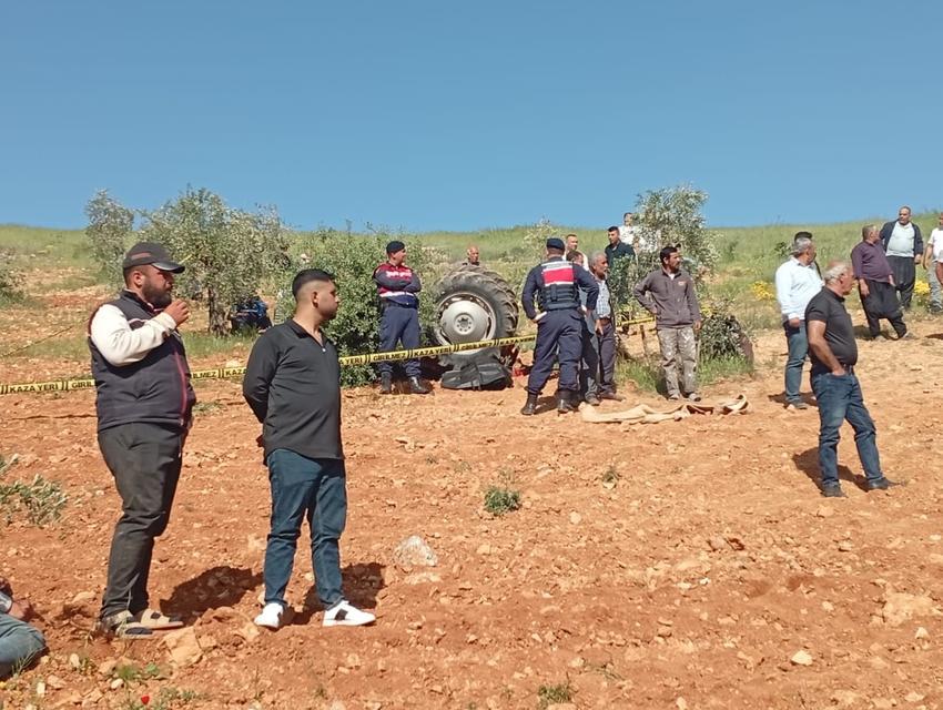 Devrilen traktörün altında can verdi