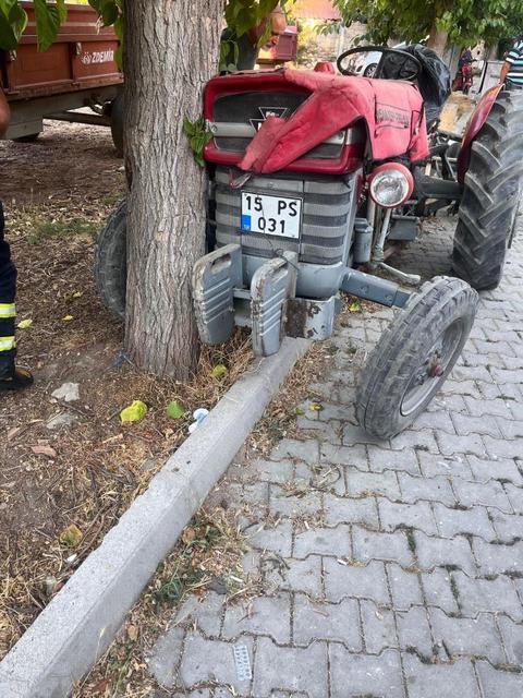 Traktör ağaca çarptı, sürücü hayatını kaybetti