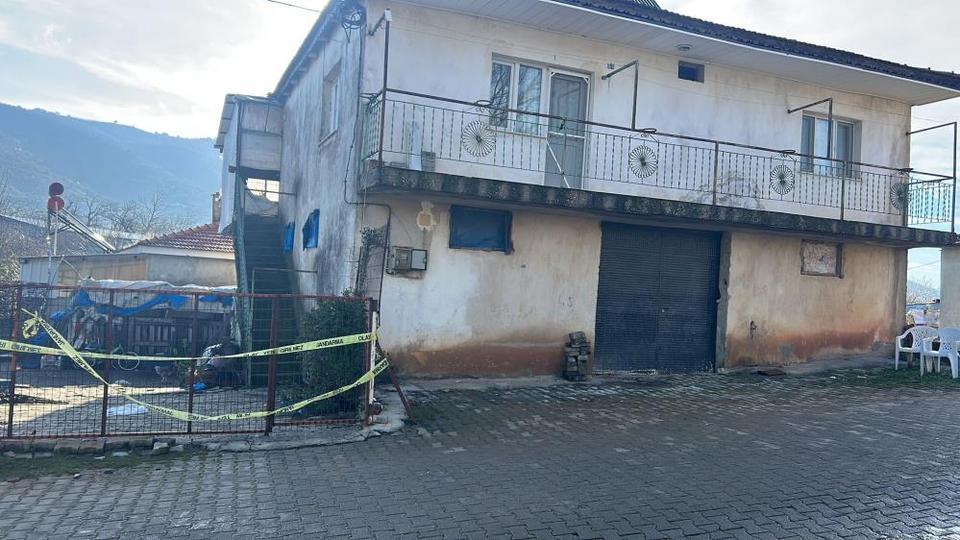 Boşanma aşamasındaki eşini ve ailesini katletti