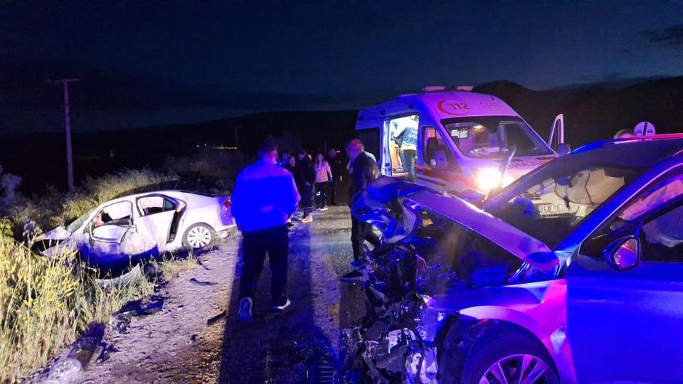 İki otomobil çarpıştı: 1’i ağır 7 yaralı