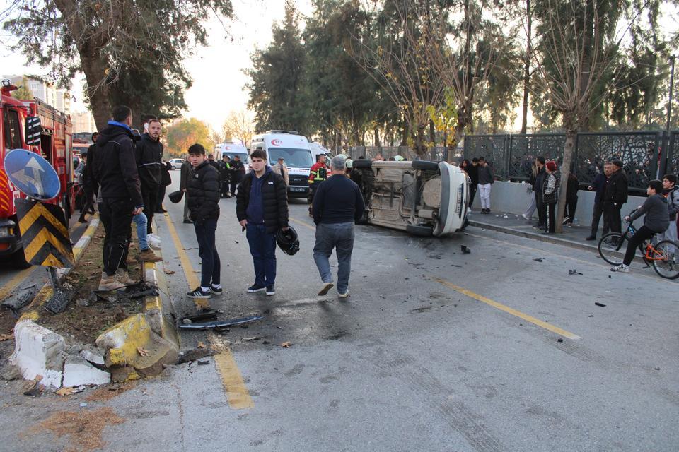 REFÜJE ÇARPIP TAKLA ATTI: 4 YARALI