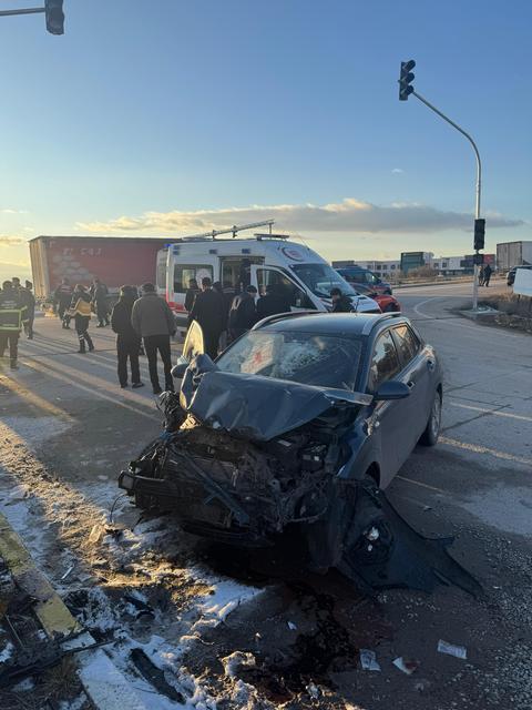 Servis aracıyla otomobil çarpıştı, çok sayıda yaralı var