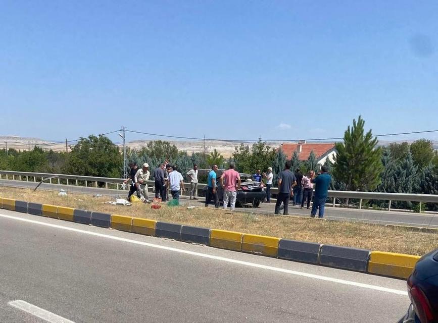 Kontrolden çıkan otomobil refüje çarptı: 1 yaralı