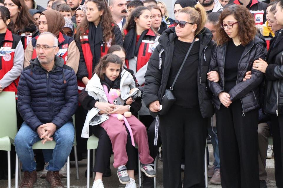 Şehit babasını oyuncağına sarılarak bekledi