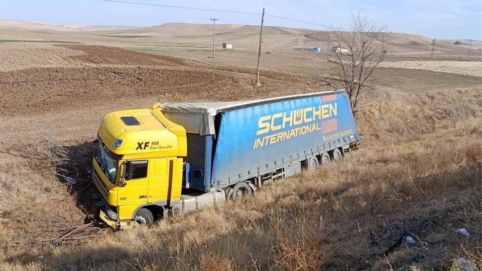 Tır devrildi: 1 yaralı