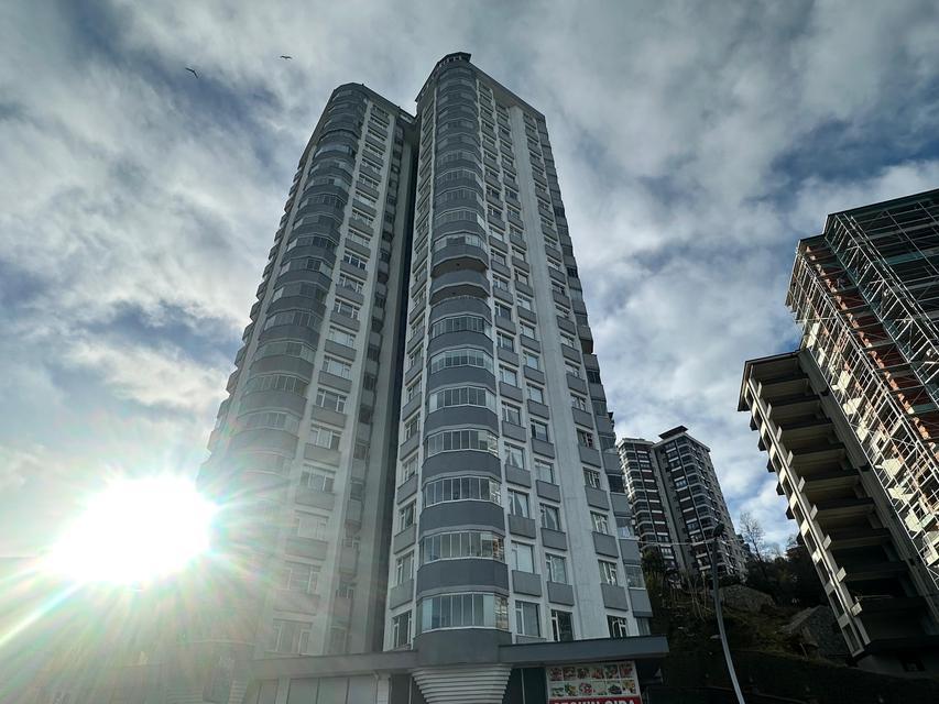 RİZE'DE BİNANIN 10. KATINDAN DÜŞEN AKADEMİSYEN YAŞAMINI YİTİRDİ