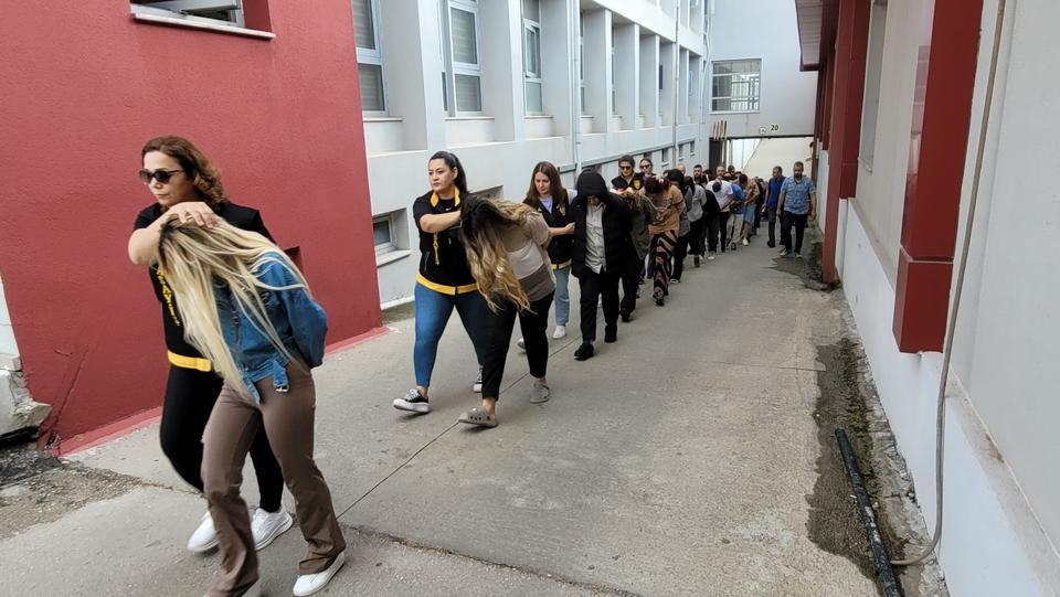 ÇIPLAK FOTOĞRAF ŞANTAJI VE ÜRÜN SATMA VAADİYLE DOLANDIRICILIĞA 18 TUTUKLAMA