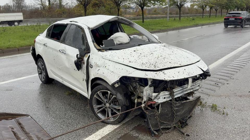 Otomobil takla attı: 3 yaralı