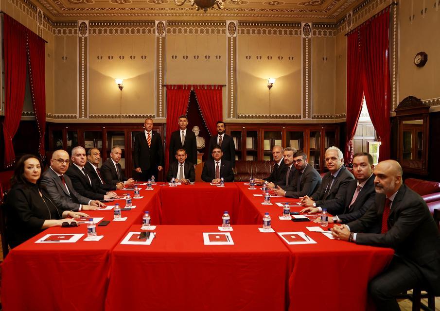 Galatasaray'da ilk yönetim kurulu toplantısı yapıldı