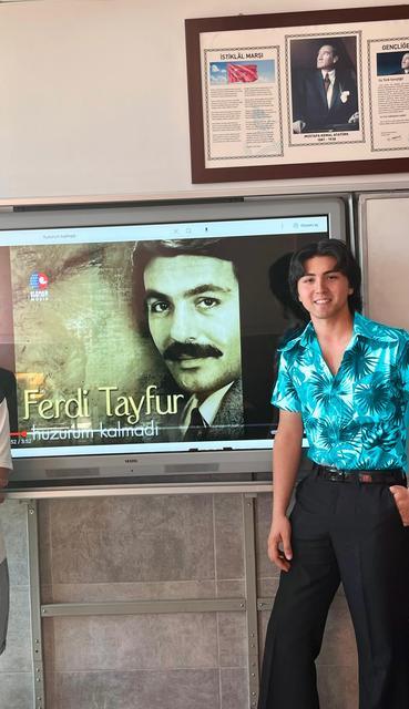 FERDİ TAYFUR'UN GENÇ HAYRANI HASTANE ÖNÜNDE NÖBET TUTARAK DUA EDİYOR GİYİMİ VE YAŞAM TARZIYLA FERDİ TAYFUR NOSTALJİSİ ESTİREN GENÇ, USTA SANATÇININ TEDAVİ GÖRDÜĞÜ HASTANENİN ÖNÜNDE ONUN SAĞLIĞINA KAVUŞMASINI BEKLİYOR 17 YAŞINDAKİ TALHA ÜNLÜ:  "İYİ Kİ FERDİ TAYFUR HAYRANI OLMUŞUM, ONUN YOLUNDAN GİTMEYİ DÜŞÜNÜYORUM" "5 DAKİKA DA OLSA KENDİSİYLE TANIŞMAK İSTERİM"