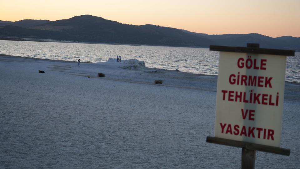 Salda Gölü'ne giren baba ve oğlu boğuldu