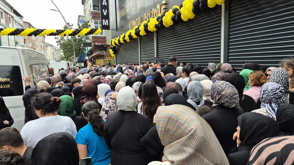 Mağaza açılışında 'indirim' izdihamı