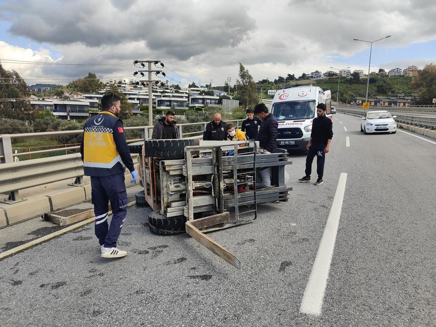 DEVRİLEN FORKLİFTİN ALTINDA KALAN İŞÇİ YARALANDI