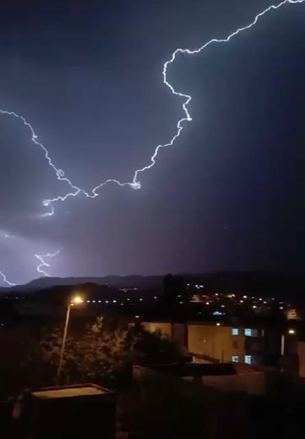 Şimşekler geceyi gündüze çevirdi