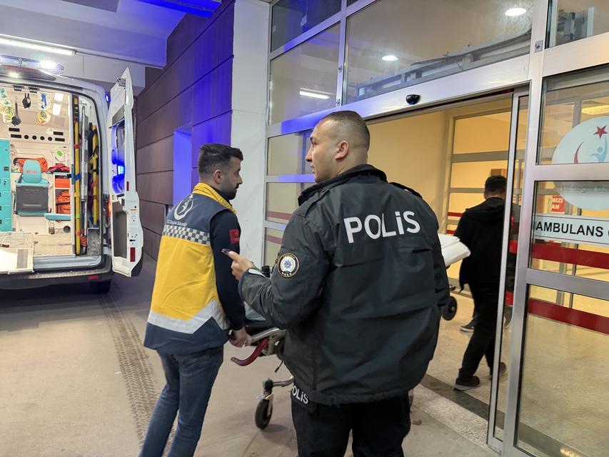 Hastanede kafasında bardak kırarak kendini yaraladı