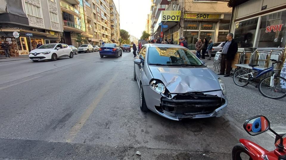 MOTOSİKLET İLE OTOMOBİL ÇARPIŞTI: 1 YARALI