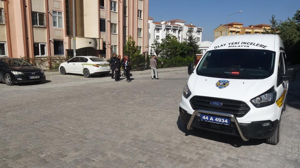 MALATYA'DA EŞİNİ BIÇAKLAYARAK ÖLDÜREN ŞAHIS İNTİHARA KALKIŞTI