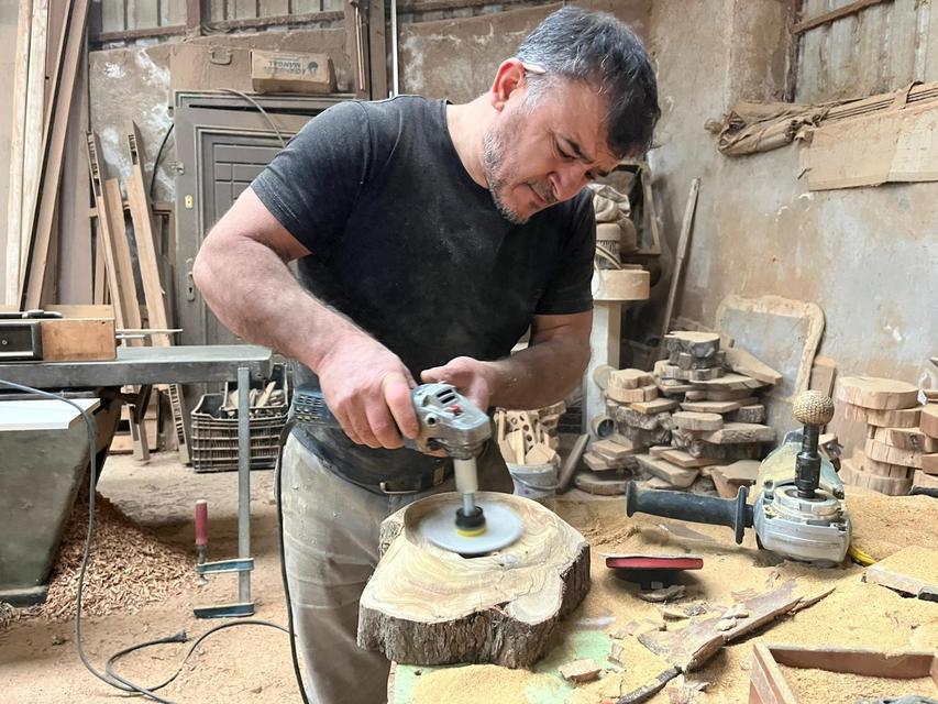 ÇÜRÜMÜŞ ZEYTİN AĞAÇLARINI SANAT ESERİNE DÖNÜŞTÜRÜYOR YAYLALARDAN TOPLAYIP ATÖLYESİNDE TEK TEK İŞLİYOR