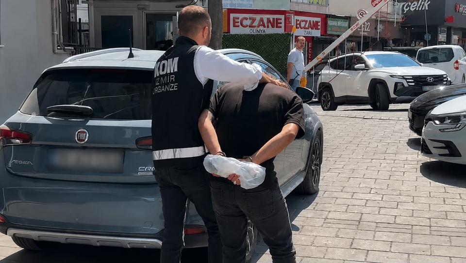 Oto galeriyi kurşunlayan 2 şüpheli tutuklandı