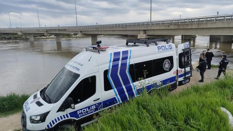 Aracıyla köprü altından geçmek isteyen yaşlı adamı dere yuttu