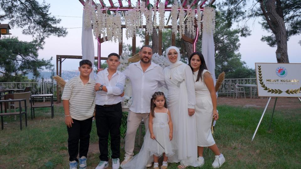 KAÇARAK EVLENEN ÇİFT, 20 YIL SONRA DÖRT ÇOCUĞUYLA BİRLİKTE DÜĞÜN YAPTI BİR HAFTA ÖNCE TANIŞTIĞI EŞİNE 'KAÇALIM' DEDİ, DÜĞÜN HASRETLERİ EVLİLİKLERİNİN 20. YIL DÖNÜMÜNDE BİTTİ '20 YIL ÖNCE EVLENDİK, ŞİMDİ EĞLENİYORUZ' YAZILI DAVETİYLE DOSTLARINI DÜĞÜNE ÇAĞIRDILAR