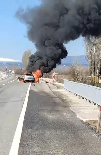 Seyir halindeki otomobil alev alev yandı