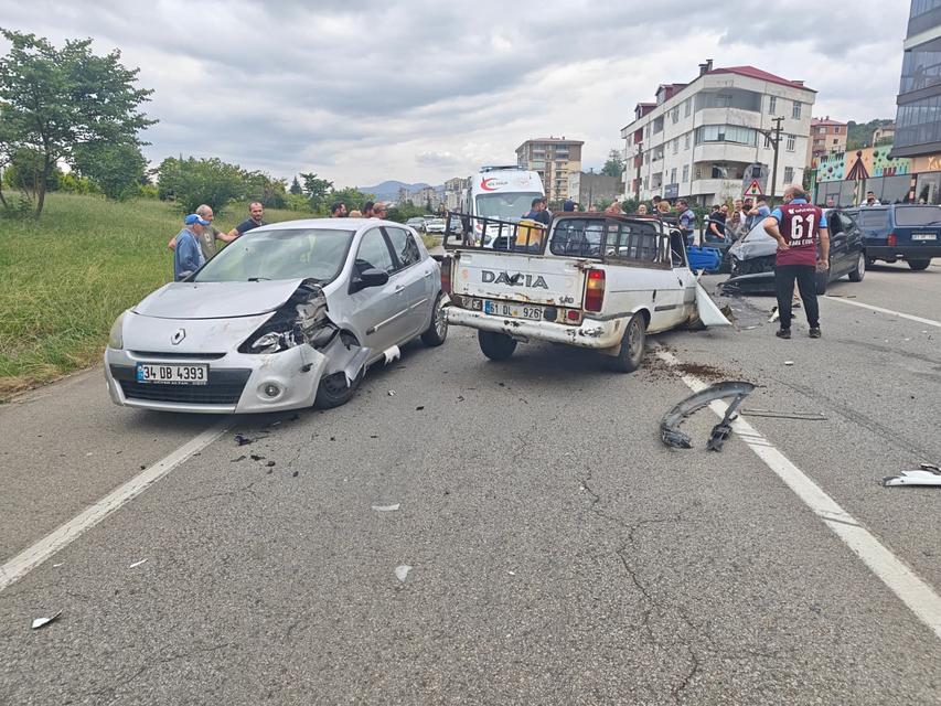 Zincirleme trafik kazası: 8 yaralı