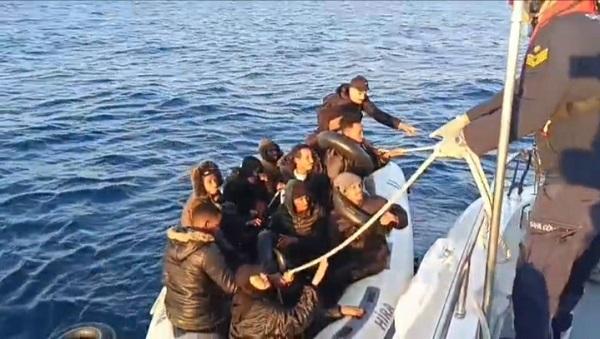 Didim açıklarında motoru arızalanan bottaki 14 kişi kurtarıldı