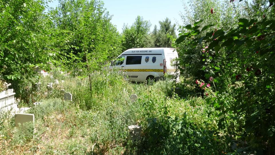 Mezarlıkta ağaca asılı halde ölü bulundu