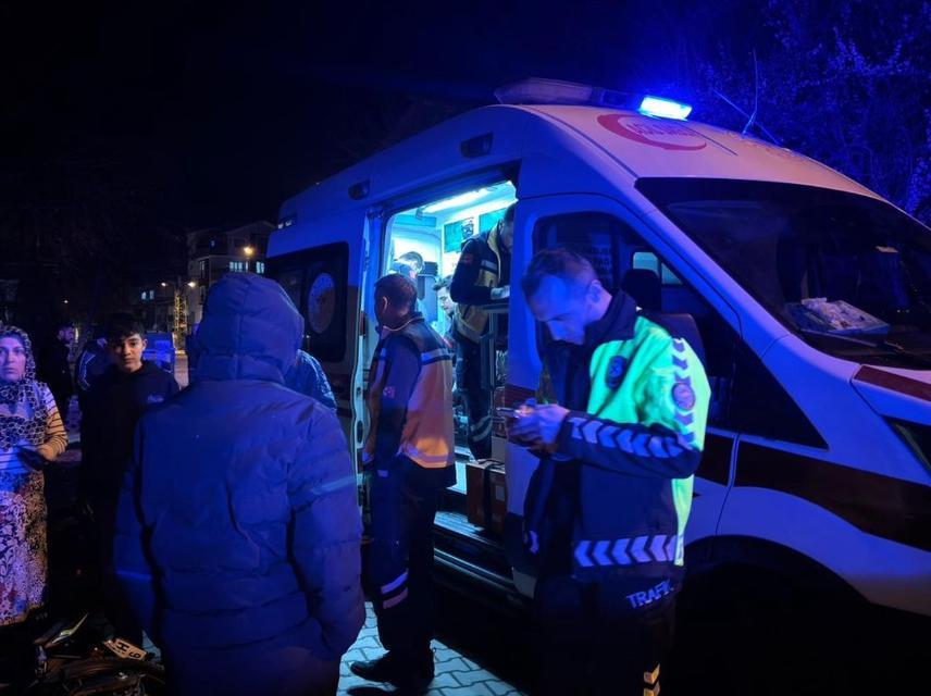 Motosiklet traktörün altında kaldı