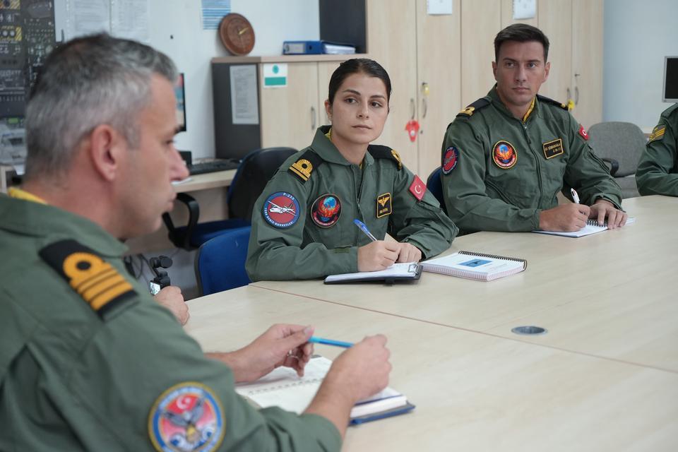GÖKYÜZÜNDE BİR İLK: TÜRK DENİZ KUVVETLERİ'NİN İLK KADIN UÇAK PİLOTU TÜRK DENİZ KUVVETLERİ TARİHİNİN İLK KADIN UÇAK PİLOTU, ZORLU EĞİTİMLERİ BAŞARIYLA TAMAMLAYARAK GÖREVİNE BAŞLADI HAYALİNİN PEŞİNDEN KOŞTU, GÖKYÜZÜNE İMZASINI ATTI ÜSTEĞMEN HİLAL AYDIN: "HAYAL ETMEKTEN, HAYAL ETTİKLERİ UĞRUNA ÇALIŞMAKTAN VE İNANMAKTAN VAZGEÇMESİNLER"
