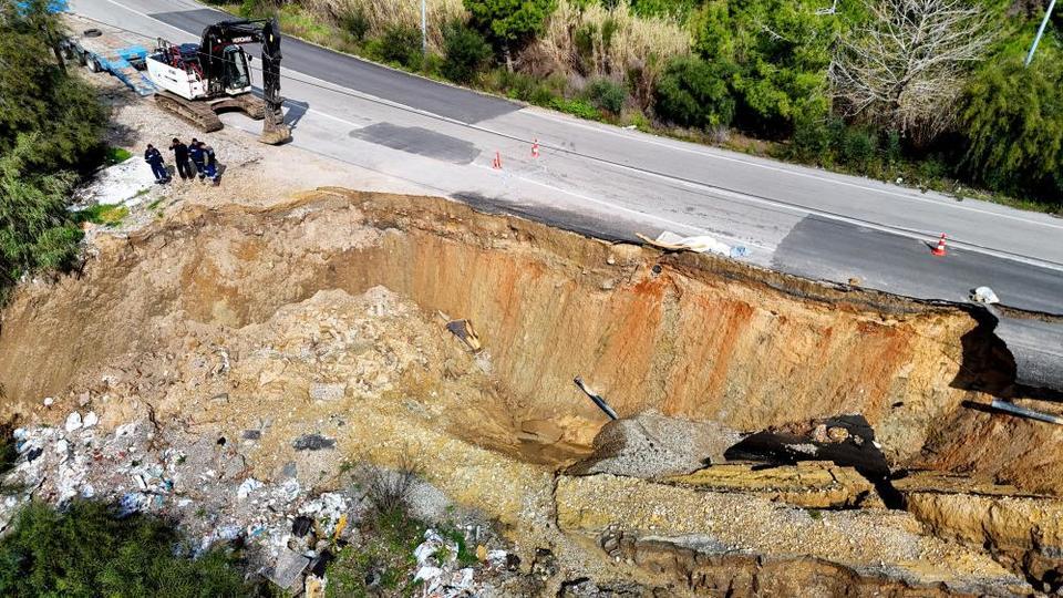 Bir yol daha çöktü