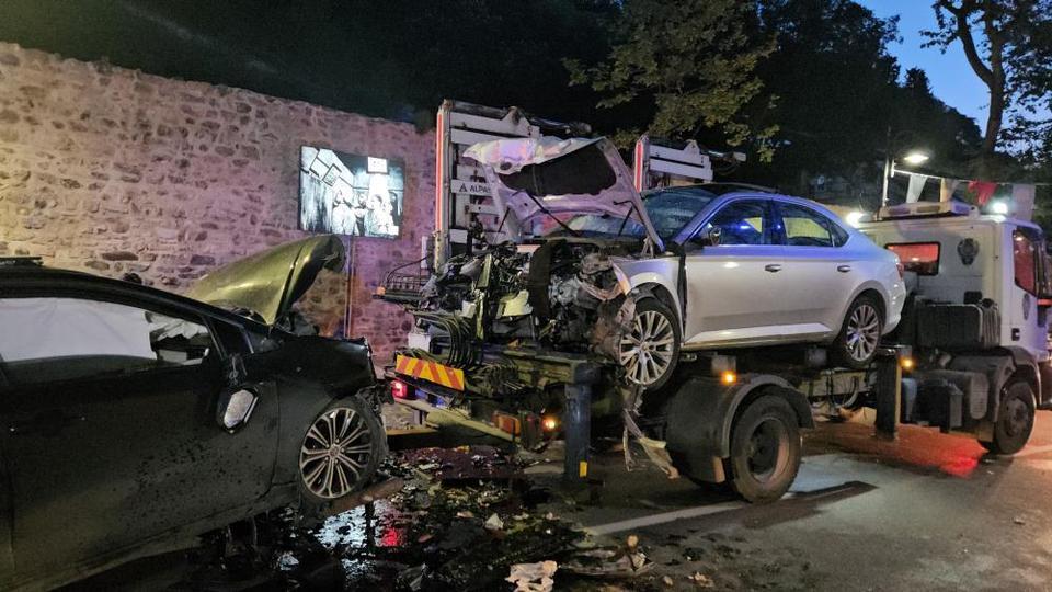 İki otomobil kafa kafaya çarpıştı: 9 yaralı