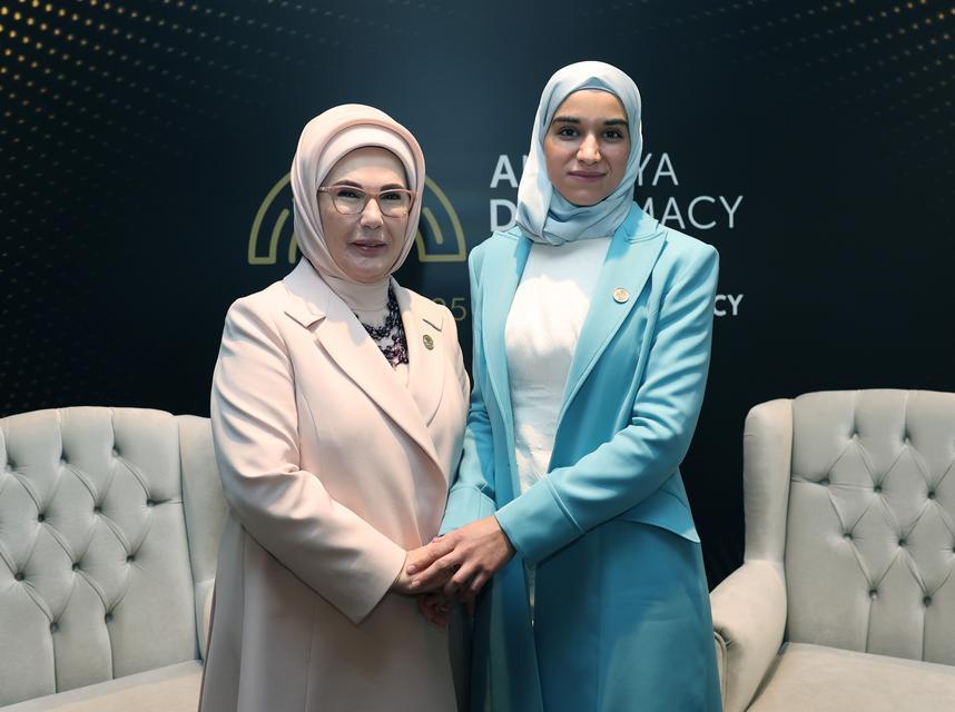 Emine Erdoğan, Şara'nın eşi ile görüştü