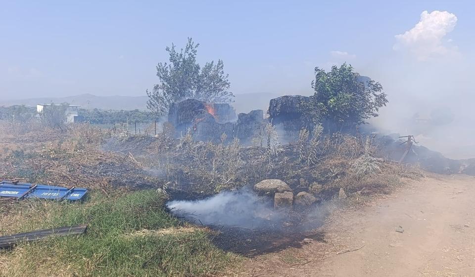 Çine'de temizlik için yakılan ateş, saman deposuna sıçradı