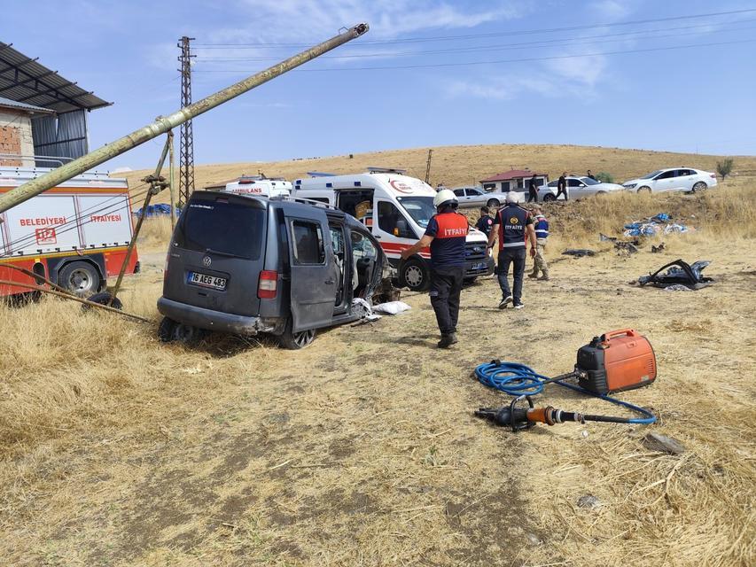 Hafif ticari araç tarlaya uçtu:5 yaralı
