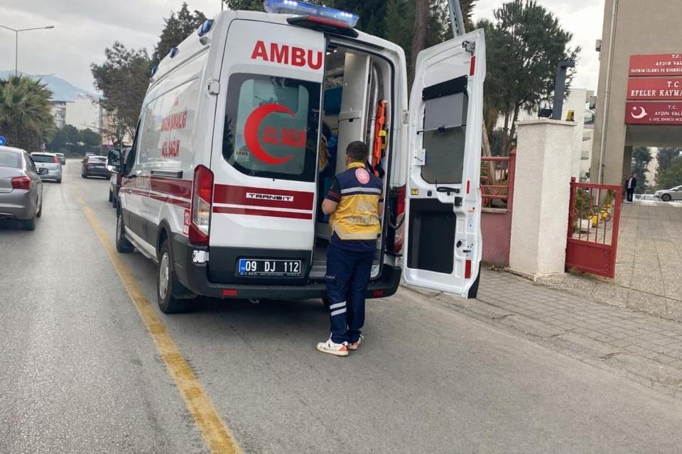 Aydın'da yağmur nedeniyle ıslanan yolda kayan motosikletli yaralandı