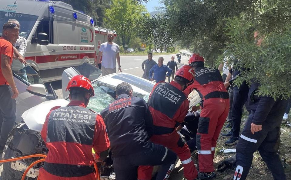 MARMARİS'TE KARAYOLU SAVAŞ ALANINA DÖNDÜ: 1 ÖLÜ, 4 YARALI KAZA NEDENİYLE TRAFİK DURMA NOKTASINA GELDİ