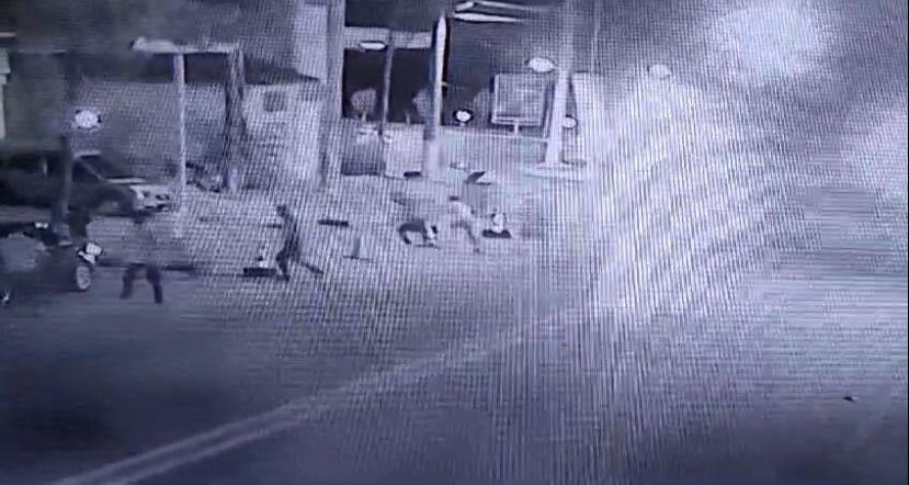 ALINMADIKLARI EĞLENCE MEKANININ ÇALIŞANINI ARAÇLA EZEREK ÖLDÜRDÜLER KAPIDA GÖREVLİ GENCE ARACIN ÇARPTIĞI ANLAR GÜVENLİK KAMERASINA YANSIDI