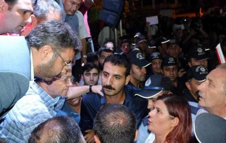 Arşiv unutmadı: Sarıbaş’ın Çerçioğlu’nun konuşmasını yırttığı anlar gündem oldu