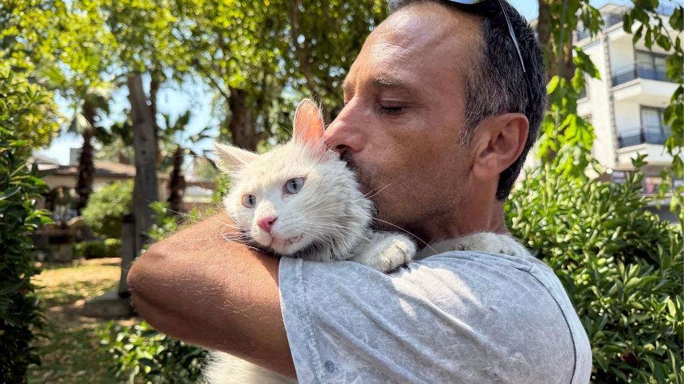KAYIP KEDİSİNE GÜNLER SONRA KAVUŞTU, BU KEZ MUTLULUKTAN AĞLADI