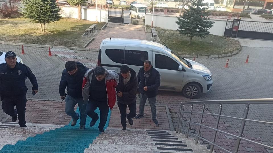 ESKİ EŞİNİ VE KIZINI ÖLDÜREN ŞÜPHELİ ADLİYEYE SEVK EDİLDİ KONYA'DA ESKİ EŞİNİ VE KIZINI ÖLDÜREN CİNAYET ZANLISI, ÇALIŞTIĞI HASTANEYE ELLERİ KELEPÇELİ OLARAK GETİRİLEREK SAĞLIK KONTROLÜNDEN GEÇİRİLDİ