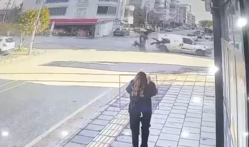 ERDEMLİ'DE FECİ MOTOSİKLET KAZASI: GENÇ SÜRÜCÜ HAYATINI KAYBETTİ KAZA ANI KAMERADA