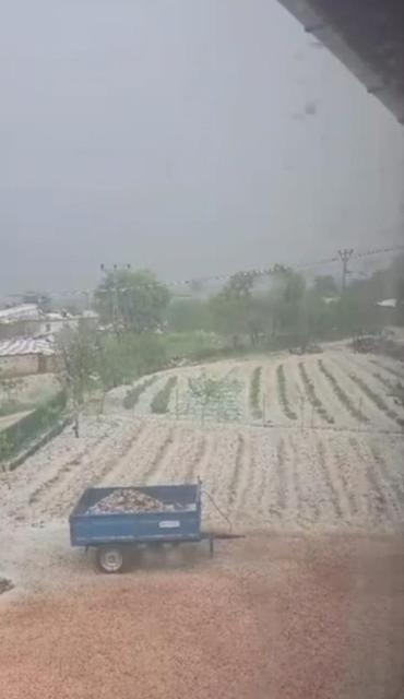 Ceviz büyüklüğünde dolu yağdı...Camlar kırılma noktasına geldi