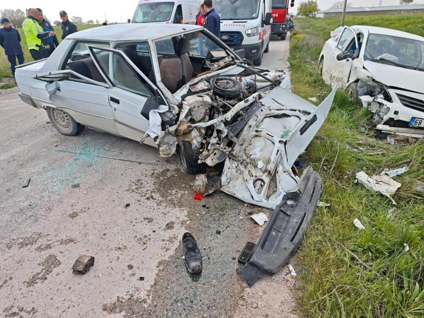 2 otomobil çarpıştı: 4 yaralı