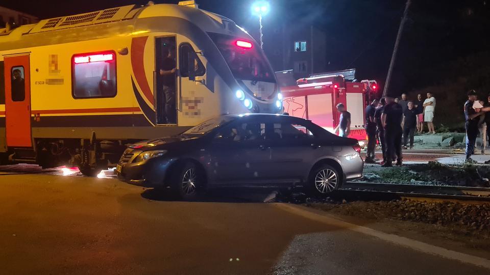 Yolcu treni otomobille çarpıştı: 5 yaralı